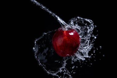 siyah arka plan üzerinde kırmızı elma sıçrama