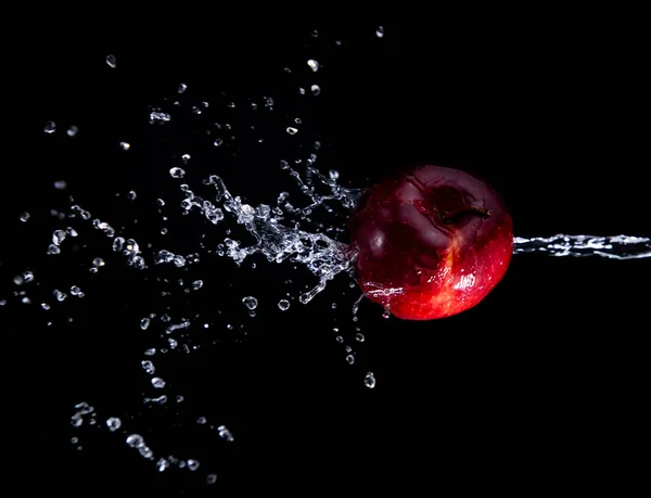 Éclaboussure Pomme Rouge Sur Fond Noir — Photo