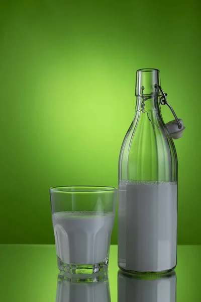 背景に牛乳のガラス — ストック写真