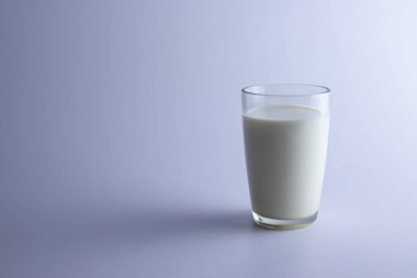 arka plan üzerinde süt