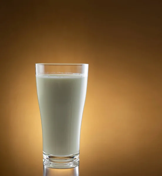 背景に牛乳のガラス — ストック写真