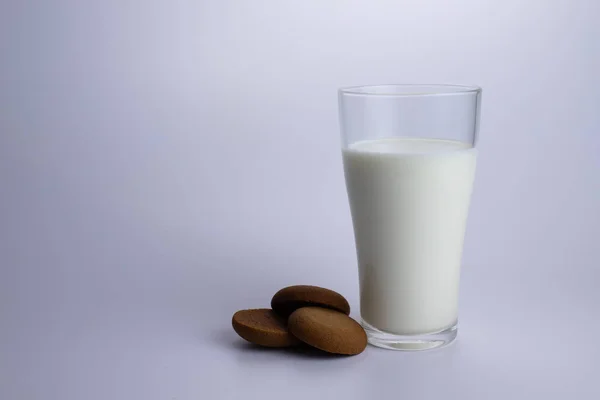 クッキーとミルクのグラス — ストック写真