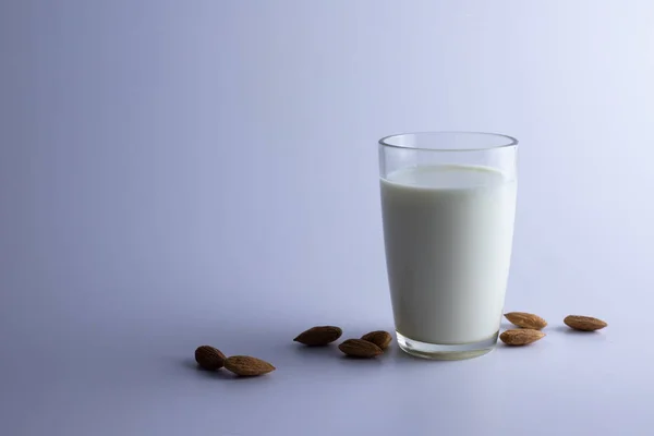 Стакан Молока Миндалем — стоковое фото