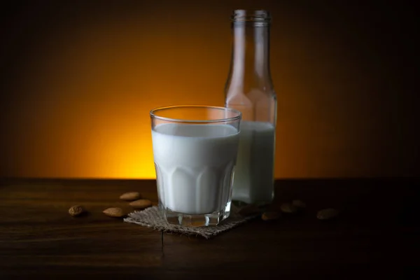 テーブルの上のミルクのガラス — ストック写真