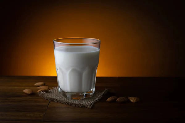 テーブルの上のミルクのガラス — ストック写真