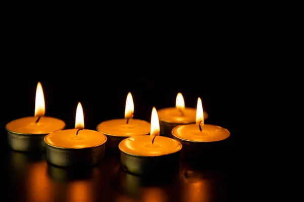 Brandende Kaarsen Donkere Achtergrond — Stockfoto