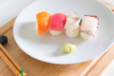 Suşi beyaz tabakta ayarla. Janpan gıda