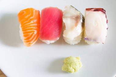 Suşi beyaz tabakta ayarla. Janpan gıda