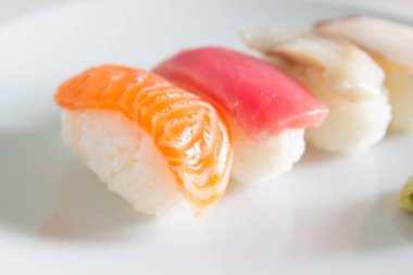 Suşi beyaz tabakta ayarla. Janpan gıda