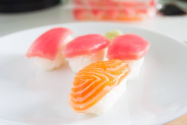 Suşi beyaz tabakta ayarla. Janpan gıda