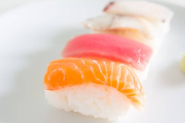 Suşi beyaz tabakta ayarla. Janpan gıda