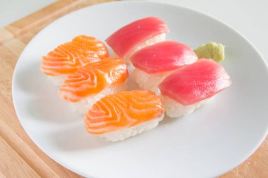 Suşi beyaz tabakta ayarla. Janpan gıda