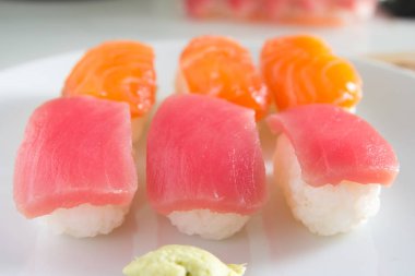 Suşi beyaz tabakta ayarla. Janpan gıda