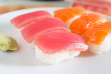 Suşi beyaz tabakta ayarla. Janpan gıda