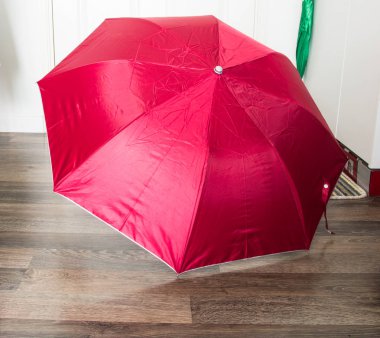 Katta kırmızı şemsiye