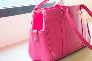 pembe çanta kadın masada