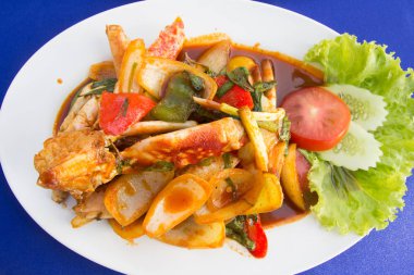 Patates kızartması yengeç biber ile karıştırın 