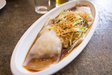 Plaka üzerinde karides ile erişte