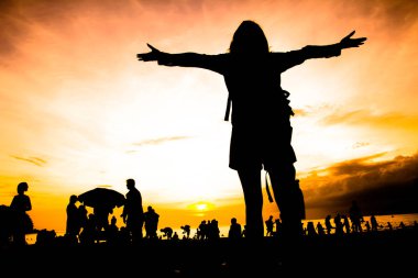 siluet seyahat sahilde 