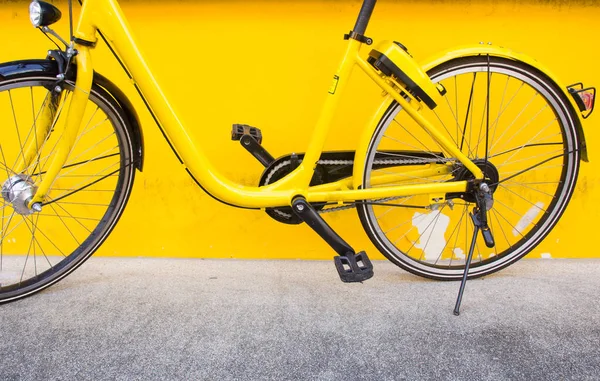 带黄色墙壁背景的自行车 — 图库照片