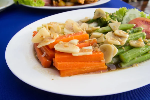 Mieszać Smażone Warzywa Talerzu — Zdjęcie stockowe