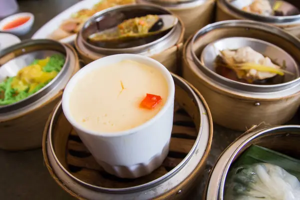 Dim sum plaka üzerinde. Çin mutfağı