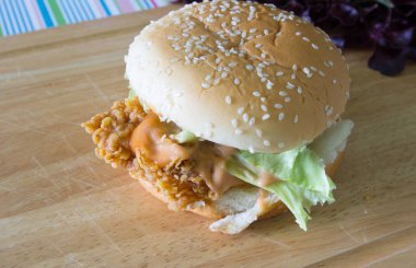  Hamburger ahşap plaka üzerinde