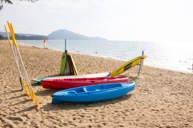 kayaklar üzerinde kum plaj