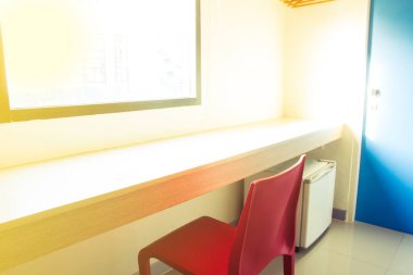  ahşap masa ve kırmızı sandalye ile iç odası