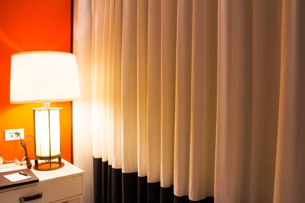 โคมไฟต งโต ะในห องนอน — ภาพถ่ายสต็อก