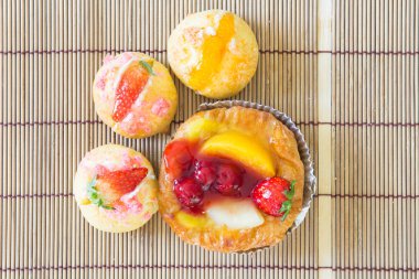 Danimarka kadar choux krem ekmek ile kapatmak