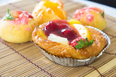 Danimarka kadar choux krem ekmek ile kapatmak
