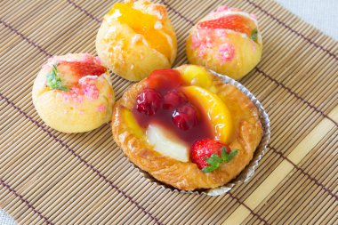 Danimarka kadar choux krem ekmek ile kapatmak