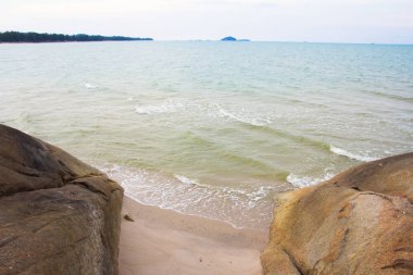 Tropik sahilde deniz manzaralı