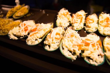 kabuklu deniz ürünleri ızgara peynir kapatın