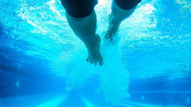 Yüzme havuzunda yüzen.