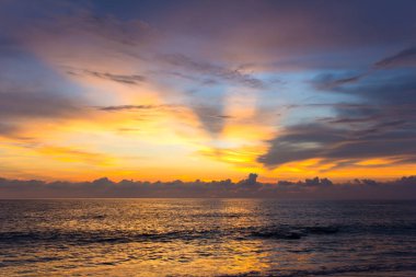 denizde üzerinde alacakaranlık gökyüzü