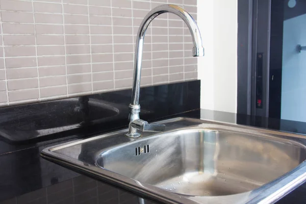 Rubinetto Con Lavabo Cucina Moderna — Foto Stock