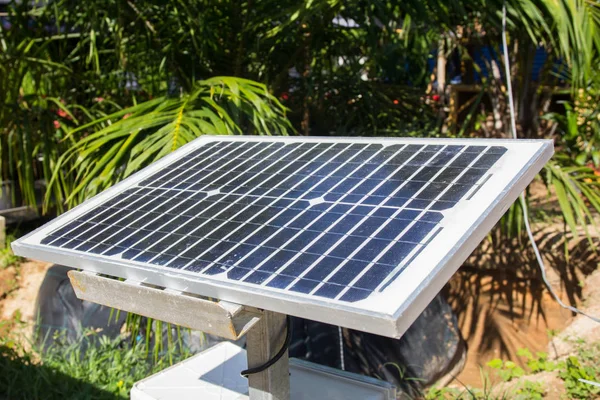 庭の太陽電池パネル — ストック写真