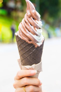  Dondurma külahı kadar kapatın