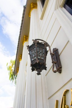 Duvarda eski bir lamba