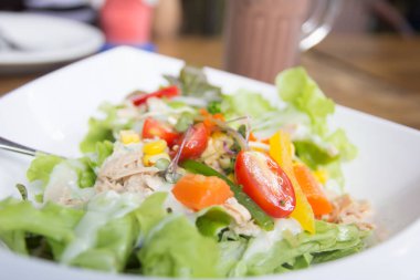 Tabakta taze sebze salatası