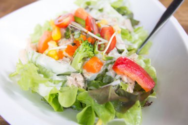 Tabakta taze sebze salatası