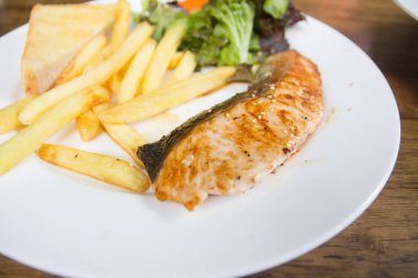 Plaka üzerinde kızarmış som balığı biftek