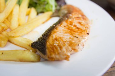 Plaka üzerinde kızarmış som balığı biftek