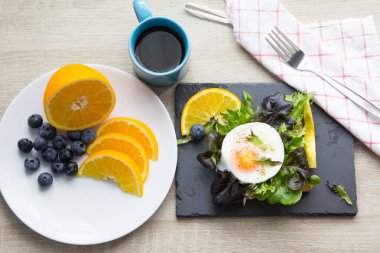 Kahvaltı, siyah bir plat marul üzerinde ekmek tost ile kızarmış yumurta
