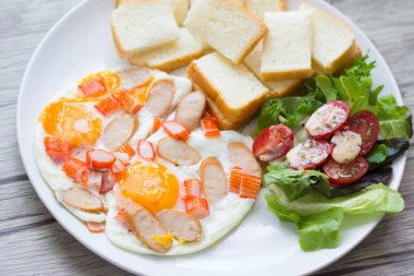 Ahşap masada sosis ve sebze ile kızarmış yumurta Tabak