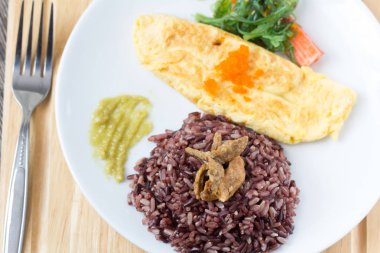 Plaka üzerinde omlet ile pirinç