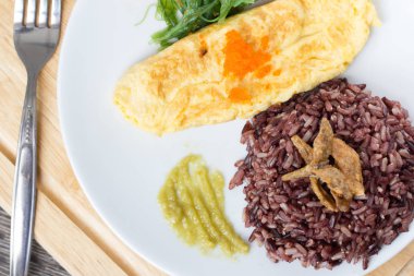 Plaka üzerinde omlet ile pirinç