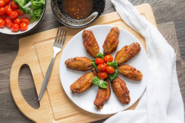 Beyaz plaka üzerinde kızarmış tavuk, üst görünüm 